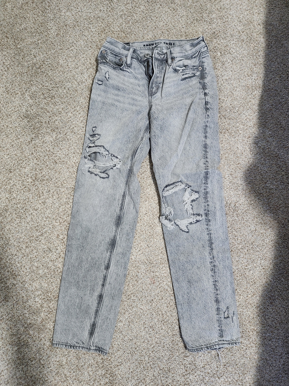American Eagle Light Gray Distressed Women’s Jeans